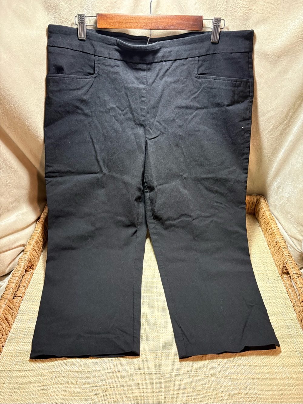 Time and Tru Black Stretch Capri Pants XL 16-18 Pull On Cropped Flawed